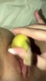 Poli hambriento comiendo banana uff snapshot 9