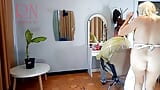 Barbearia nudista. cabeleireira nua em um avental. o cliente fica surpreso. 3 snapshot 1