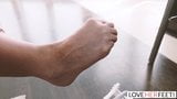 Loveherfeet - ölige Moka Mora gibt einen orgasmischen Footjob snapshot 7