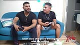 Deux mecs doués sodomisent une petite rousse vénézuélienne dans le salon de leur maison snapshot 4