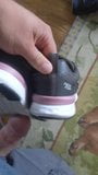 Le nuove scarpe da ginnastica della matrigna vengono scopate snapshot 1