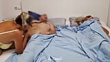 Eine freche Freundin schleicht sich ins Schlafzimmer eines Freundes und fängt an, sich mit dem Mann zu vergnügen snapshot 4