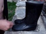 Boot boy - correrse en botas de goma de damas lamer esperma snapshot 4