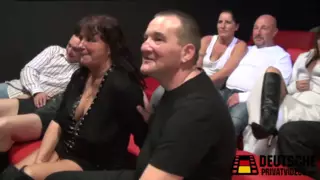 Porno aktrisaning ong tomonida yuzida mol bor.