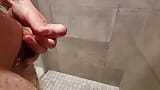 Éjaculation énorme dans une douche publique unisexe snapshot 2