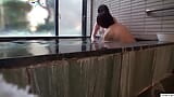 Vita reale amiche lesbiche giapponesi si godono la loro prima esperienza al bagno snapshot 3