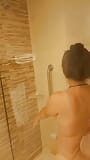 Entro a tomar una ducha caliente y mi hermanastro pervertido entra para unirse a mí snapshot 3