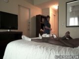 裸のホテルのゲストがペニスを露出することに驚かされる家政婦のコレクション snapshot 2