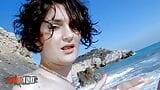 Franse brunette krijgt een grote pik in haar kont op het strand snapshot 3