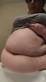 Pustakawan menunjukkan perut gemuk besar dan bergoyangnya. snapshot 2