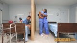 Médica em forma, Vivian Fox, corno no quarto de hospital snapshot 5