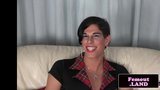 Une transsexuelle travestie joue avec sa bite snapshot 3