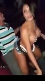 Une danseuse fait durcir une queue dans un bar  snapshot 3