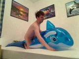 Typ fickt Bade Delfin - Guy fucks rubber dolphin snapshot 1