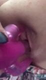 Orgasme met paarse dildo snapshot 2