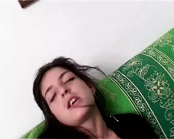Freches und heißes italienisches Mädchen masturbiert zu deinem Vergnügen