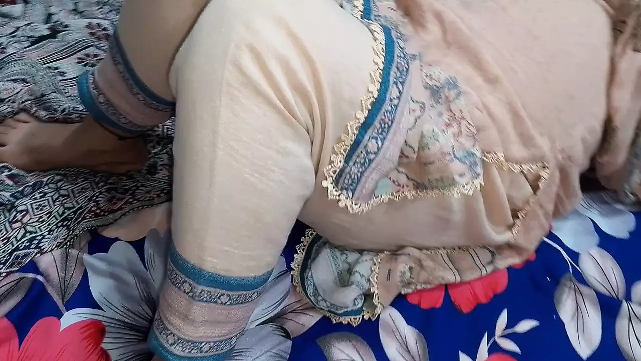 Чоловік займався сексом зі своєю красивою індійською дружиною, вона дивилася фільм на мобільному телефоні.