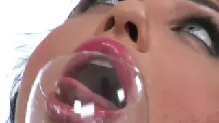 Трусики киген қыз мастурбация жасайды