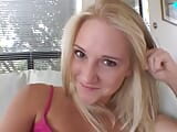 Nena rubia con tetas pequeñas le encanta montar una gran polla dura snapshot 1