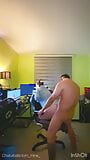 J'entre dans le bureau, je trouve mon patron excité puis je le baise snapshot 10