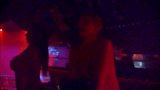 3 travestis dançando em um clube snapshot 7