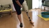 Japanisches Sak-Amputiertes Mädchen hüpft & trägt Prothese snapshot 7