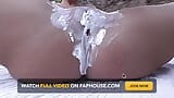 Une salope brune se rase sur la plage avant de baiser en POV snapshot 6