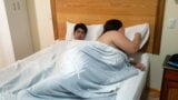 Madrastra comparte cama sexual con hijastro snapshot 5