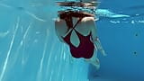 Fernanda Releve ginasta de maiô rosa na piscina snapshot 2
