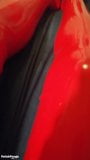 Блискучі червоні латексні гумові панчохи крупним планом snapshot 5