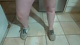 Esposa bailando en sexy azul en traje de baño y zapatillas snapshot 13