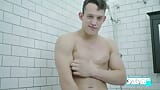 Köstlicher twink luke wichst im badezimmer! snapshot 12