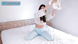 Yoga mouillé sur un lit 4K dans un legging ! Étirements sexy snapshot 1