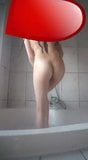 Türkische Mädchen spielen bei der Dusche snapshot 4