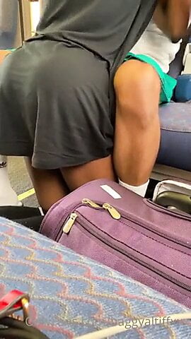Ο Baggyal ρουφάει πούτσα σε ένα τρένο