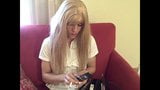 Blonde Sissy lutscht Schwanz snapshot 6