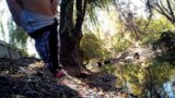 Gordas de caneleiras mijando à beira do lago em parque público snapshot 4