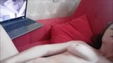 Geile MILF befriedigt ihre Muschi auf meiner Couch snapshot 3
