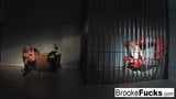 Guarda Brooke Banner essere sia il poliziotto che il detenuto snapshot 13