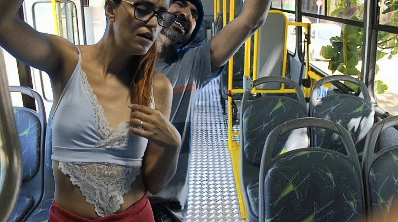 Studente che prende la coscia del pervertito sull'autobus