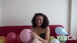 Trans ragazza Keira Verga con palloncini snapshot 1