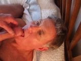 Papa prend une dose de sperme sur le visage et la bouche snapshot 1