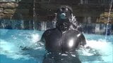 Gasmaske, Frau im Pool snapshot 2