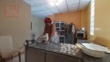 Нудистська економка Регіна Нуар готує на кухні. гола покоївка робить вареники. голі кухарі. бюстгальтер 1 snapshot 11