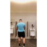 Gay latino mostrando su culo en baño público snapshot 2