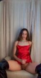 Transsexual pau grande em vestido de noite vermelho snapshot 2