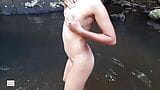 Draußen im Fluss baden, sl, öffentliches Ficken, nacktes 18-jähriges Teenie-Paar fickt snapshot 12