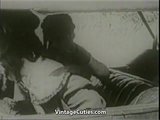 Chicas meando folladas por el conductor en la naturaleza (vintage de 1920) snapshot 2