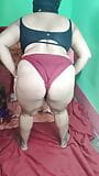 In rood panty bhabi ziet er geweldig uit en toont je haar spuit snapshot 3