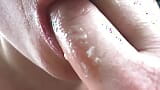 Biarkan aku menjilat air mani dari penismu setelah berhubungan seks. dari vagina ke mulut. close-up. snapshot 10